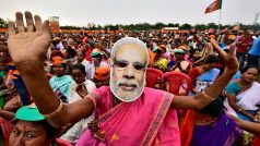 Volební mítink nacionalistické Indické lidové strany a příznivkyně premiéra Módího s maskou