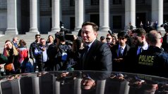 Elon Musk odjíždí od newyorského soudu.