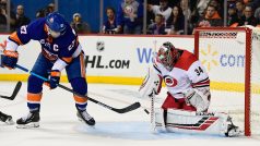 Český gólman Petr Mrázek zasahuje v zápase proti New Yorku Islanders, ve kterém udržel čisté konto a stal se první hvězdou utkání