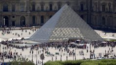 Pařížské muzeum Louvre.