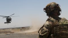Americký voják pozoruje přistání vrtulníku UH-60 Blackhawk na jihu Afghánistánu
