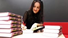 Pavla Horáková podepisuje soutěžní vydání své knihy Teorie podivnosti