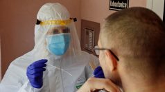 Čeští vojáci provádějí testy na koronavirus
