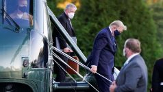 Donald Trump byl vrtulníkem převezen do vojenské nemocnice. Do vrtulníku došel sám a zamával při tom novinářům