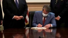 Republikánský guvernér Georgie Brian Kemp právě podepisuje nový volební zákon