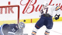 Útočník Connor McDavid vstřelil v pondělním programu NHL hattrick, přidal jednu asistenci