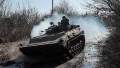 Ukrajinští vojáci v bojovém vozidle pěchoty na frontové linii poblíž Zajceve v Doněcké oblasti