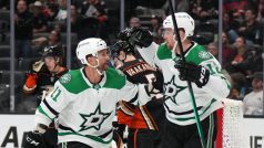 Radek Faksa (vpravo) slaví gól do sítě Anaheimu