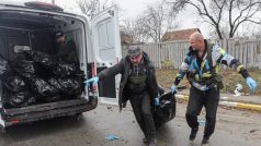 Dobrovolníci odvážejí mrtvá těla z ulice ukrajinské Buči. Po ruských vojácích tam podle Kyjeva zůstalo na 300 zavražděných civilistů