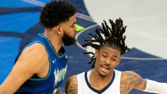 Ja Morant (vpravo) v souboji s Karlem Anthonym Townsem