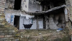 Na zdi zničené budovy v ukrajinské vesnici Horenka zasadil tematicky muže ve vaně do vybombardované koupelny