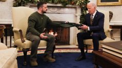 Během setkání v Oválné pracovně Bílého domu předal Zelenskyj Bidenovi dárek od vojáků