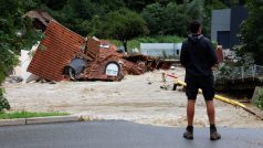 Kvůli prudkým dešťům se rozvodnily hlavně horské říčky a řeky. Ničily mosty, zaplavovaly domy i města