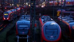 Pohled na vlaky před hlavním nádražím v době, kdy německý odborový svaz strojvedoucích GDL zahájil šestidenní stávku kvůli mzdovému sporu s provozovatelem železnic Deutsche Bahn poté, co odmítl novou tarifní nabídku
