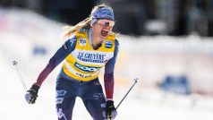 Američanka Jessie Digginsová v cíli závodu na 20 km ve Falunu