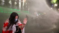 Policie používala proti protestujícím vodní děla
