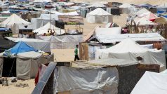 Vysídlení Palestinci, kteří utekli ze svých domovů kvůli izraelským úderům, se ukrývají ve stanovém táboře v Rafáhu