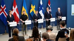 Dánská premiérka Mette Frederiksenová, ukrajinský prezident Volodymyr Zelenskyj, švédský premiér Ulf Kristersson, finský prezident Alexander Stubb a norský premiér Jonas Gahr Støre (zleva doprava)