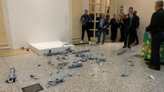Rozbité dílo uměle Aj Wej-weje na vernisáži v italské Bologni