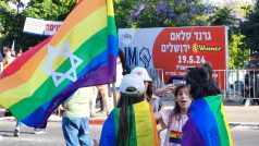 Izrael letos vzhledem k válce v Gaze zrušil své duhové průvody za práva sexuálních menšin. Jeruzalémem přeci jen ale prošly tisíce účastníků pochodu Pride Parade