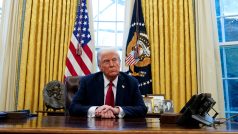 Americký prezident Donald Trump sedí za stolem v Oválné pracovně Bílého domu (fotografie z 30. ledna 2025)