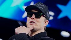 Musk poskytl Ukrajině tisíce terminálů satelitní služby Starlink, které mají nahradit komunikační služby zničené Ruskem po jeho invazi v únoru 2022