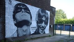 Pohled na nástěnnou malbu členů skupiny Oasis Liama a Noela Gallagherových od umělce Pic.One.Art na boku obchodu s hudebními nosiči Sifters ve čtvrti Burnage v britském Manchesteru, 31. srpna 2024