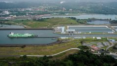 Letecký pohled ukazuje nákladní loď proplouvající zdymadly Agua Clara v Panamském průplavu v Kolonu v Panamě.