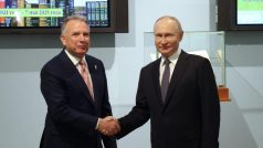 Steve Witkoff (vlevo) na setkání s Vladimirem Putinem