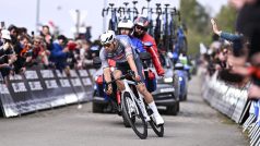 Nizozemský cyklista Mathieu van der Poel ovládl jarní cyklistickou klasiku Paříž-Roubaix