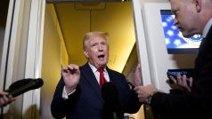 Donald Trump hovoří s reportéry na palubě Air Force One