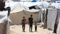 Palestinci vysídlení izraelskou armádou se ukrývají ve stanovém táboře v Chán Júnisu na jihu pásma Gazy.