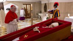 Kardinál Pietro Parolin stojí u těla papeže Františka uloženého v otevřené rakvi během obřadu prohlášení za mrtvého v rezidenci Santa Marta ve Vatikánu, 21. dubna 2025