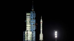 Raketa dlouhého doletu-2F nesoucí kosmickou loď Shenzhou-19 sedí na startovací rampě, než odstartuje ze střediska Jiuquan Satellite Launch Center pro misi s posádkou na čínskou vesmírnou stanici
