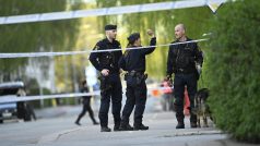 Policisté pracují poblíž místa, kde bylo po sérii hlasitých ran, které zněly jako střelba, zraněno několik lidí