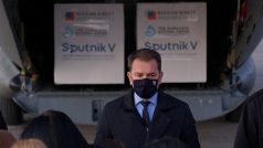 Igor Matovič ještě jako premiér vítá dodávku vakcín Sputnik V na Slovensku (1. března 2021)