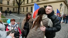 V pondělí ráno mezi demonstranty dorazil i organizátor protestů Jindřich Rajchl z neparlamentní strany PRO (Právo Respekt Odbornost)