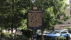 Pamětní cedule připomínající uzavření Pittsburské dohody na křižovatce Sedmé a Pensylvánské ulice v Pittsburghu.