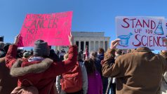 Demonstrace proti škrtům ve vědě a výzkumu ve Washingtonu