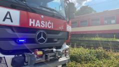 Ve vlaku cestovalo asi 60 lidí. Hasiči na místo nehody vyslali evakuační autobus, který cestující z vlaku odvezl do Hradce Králové