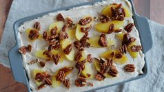 Jablečné tiramisu s karamelovou omáčkou a pekanovými ořechy se perfektně hodí k přicházejícímu podzimu