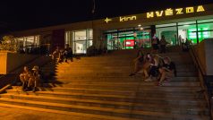 Lidé před festivalovým kinem Hvězda v Uherském Hradišti