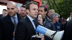 Emmanuel Macron během neúspěšného setkání se zaměstnanci závodu v Amiens. Kandidáta dělnici vypískali.