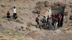 Afghánští migranti se schovávají před pohraničníky poté, co překročili íránsko-tureckou hranici