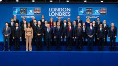 Závěrečné foto ze summitu NATO v britském Watfordu