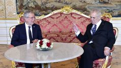 Rakouský prezident Alexander Van der Bellen a český prezident Miloš Zeman na Pražském hradě