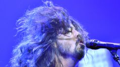 Frontman kapely Foo Fighters, bývalý bubeník Nirvany Dave Grohl během koncertu v Praze