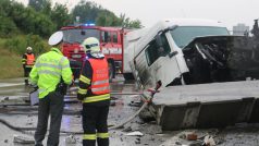Havarovaná cisterna uzavřela u Bělotína dálnici D1, nehoda se obešla bez zranění.