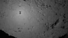 Stín japonské sondy Hajabusa 2 nad asteroidem Ryugu