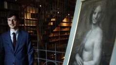 Kurátor Mathieu Deldicque a kresba nazvaná Nahá Mona Lisa, kterou minulý týden odhalili ve Francii
